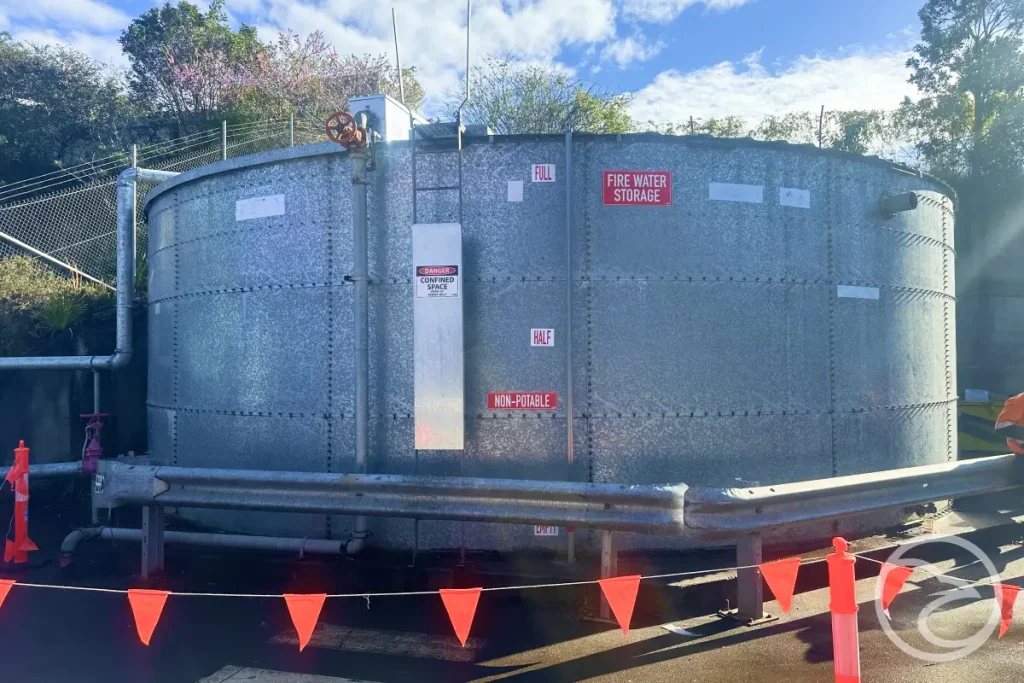 Fire water storage system designed for emergency supply reliability